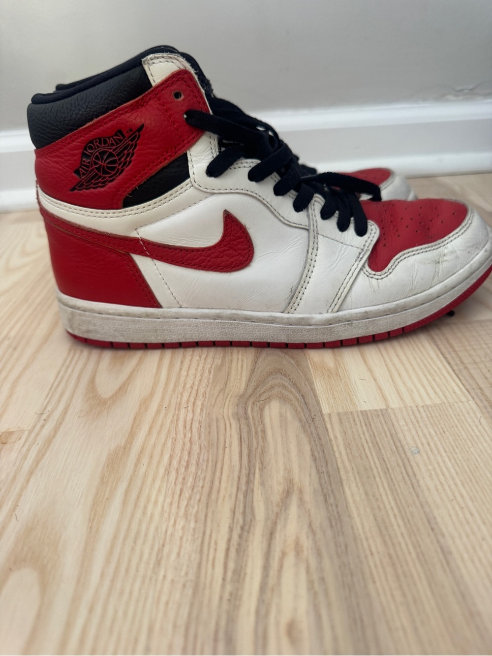 Air Jordan high one (me s 7 women’s 8.5)